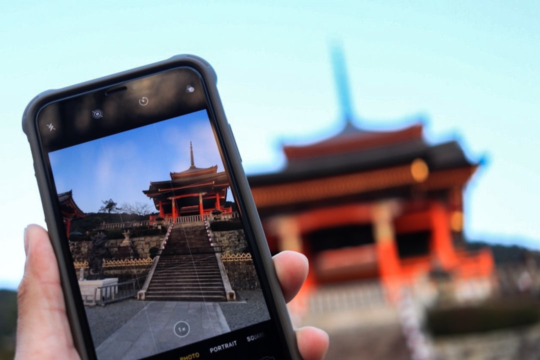 Photo sell tourist experiences through mobile apps