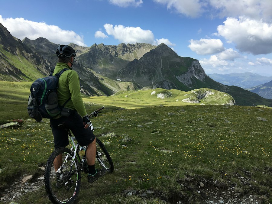 Photo mountain biking expedition